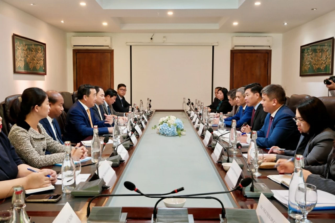 Ủy viên Trung ương Đảng, Phó Bí thư Thường trực Đảng ủy Bộ, Thứ trưởng Bộ Ngoại giao Nguyễn Mạnh Cường thăm, làm việc với Phó Trưởng ban thứ nhất Ban Đối ngoại Trung ương CPP Suos Yara và Quốc vụ khanh Bộ Ngoại giao và Hợp tác quốc tế Campuchia Ung Rachan