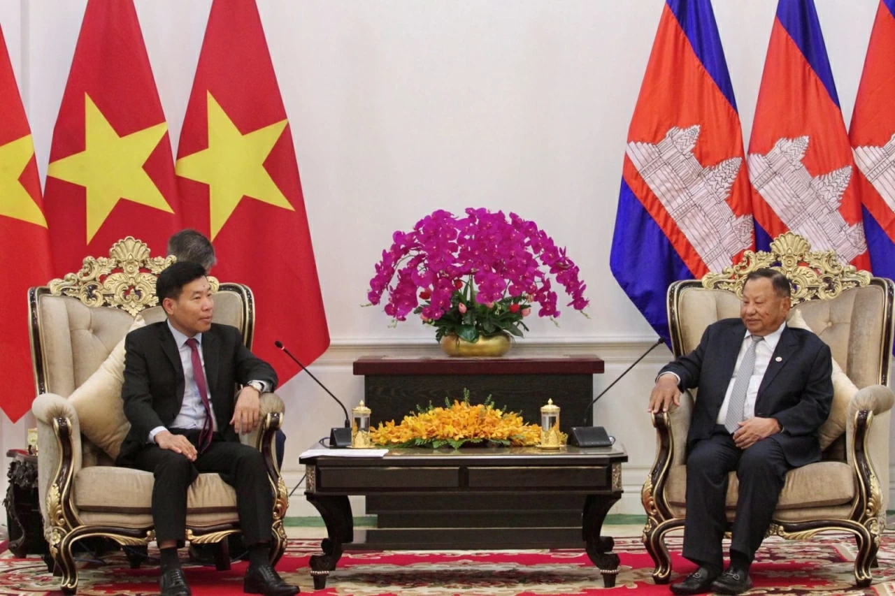 Ủy viên Trung ương Đảng, Phó Bí thư Thường trực Đảng ủy Bộ, Thứ trưởng Bộ Ngoại giao Nguyễn Mạnh Cường Phó Chủ tịch, Trưởng Ban Thường trực Ban Thường vụ Trung ương Đảng Nhân dân Campuchia (CPP) Samdec Say Chhum. (Ảnh: Bảo Chi)
