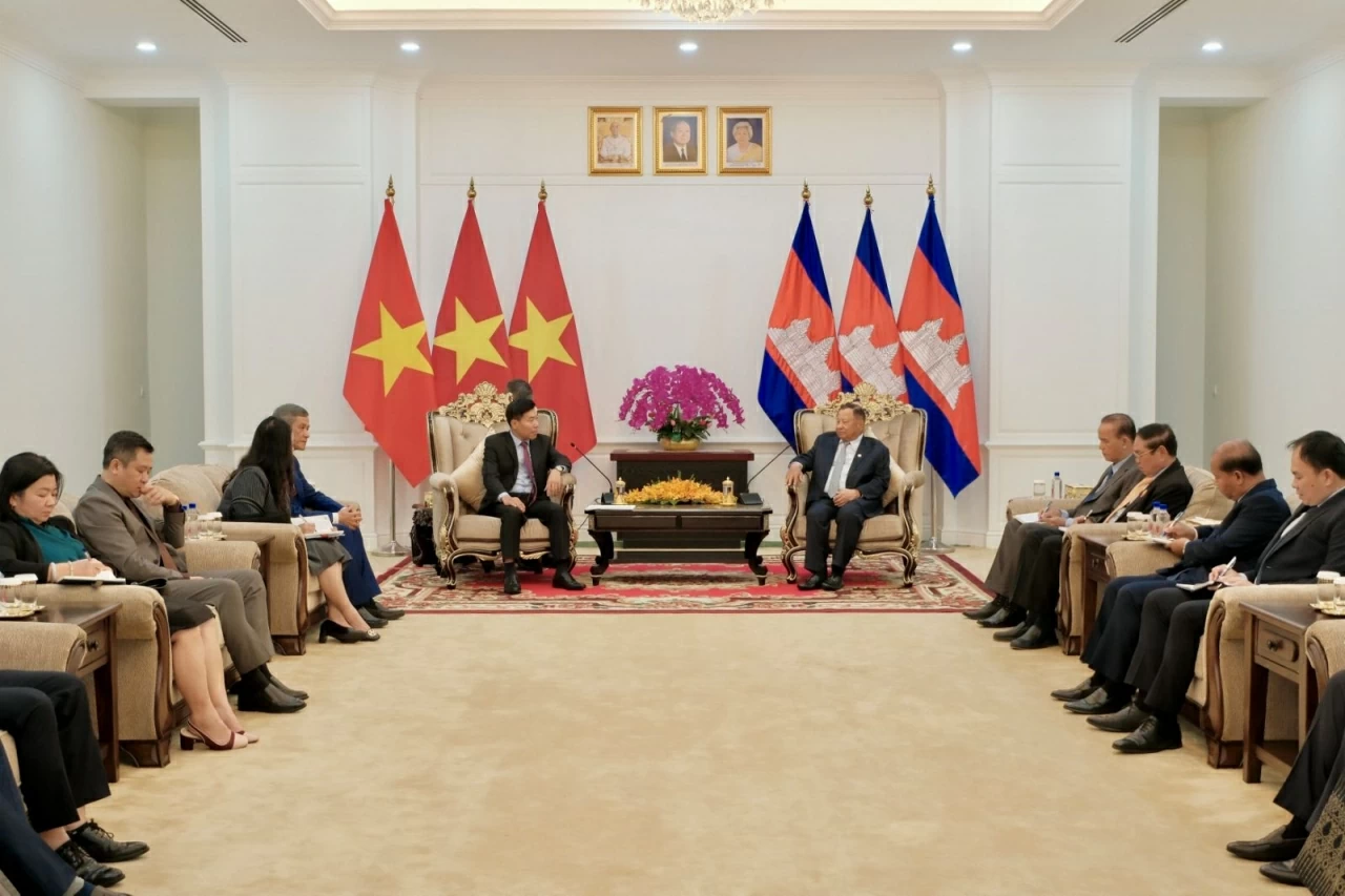 Ủy viên Trung ương Đảng, Phó Bí thư Thường trực Đảng ủy Bộ, Thứ trưởng Bộ Ngoại giao Nguyễn Mạnh Cường Phó Chủ tịch, Trưởng Ban Thường trực Ban Thường vụ Trung ương Đảng Nhân dân Campuchia (CPP) Samdec Say Chhum. (Ảnh: Bảo Chi)