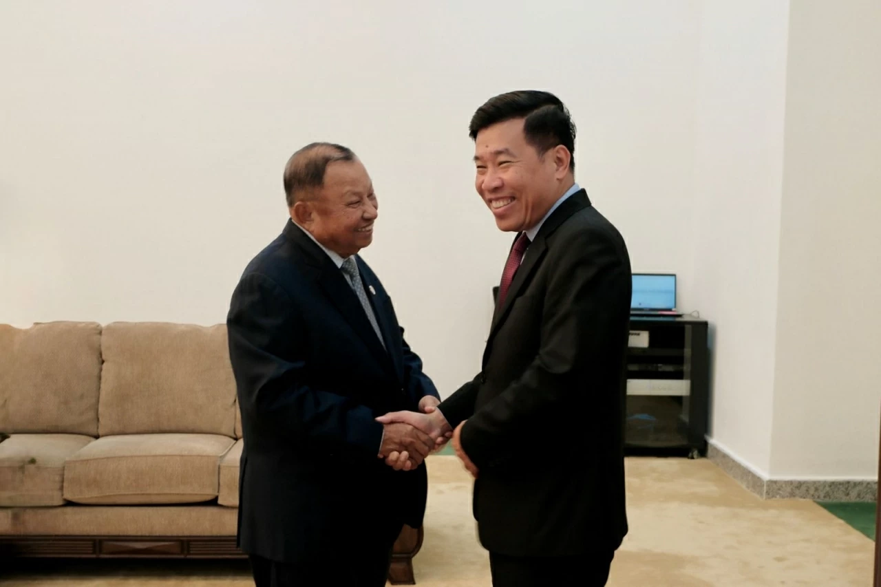 Ủy viên Trung ương Đảng, Phó Bí thư Thường trực Đảng ủy Bộ, Thứ trưởng Bộ Ngoại giao Nguyễn Mạnh Cường Phó Chủ tịch, Trưởng Ban Thường trực Ban Thường vụ Trung ương Đảng Nhân dân Campuchia (CPP) Samdec Say Chhum. (Ảnh: Bảo Chi)