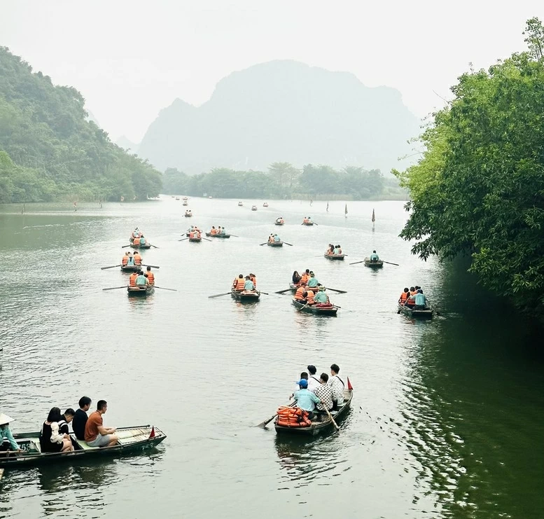 13. Số 14.Báo in: Tràng An – hành trình chậm để lắng nghe di sản 13. Số 14.Báo in: Tràng An – hành trình chậm để lắng nghe di sản
