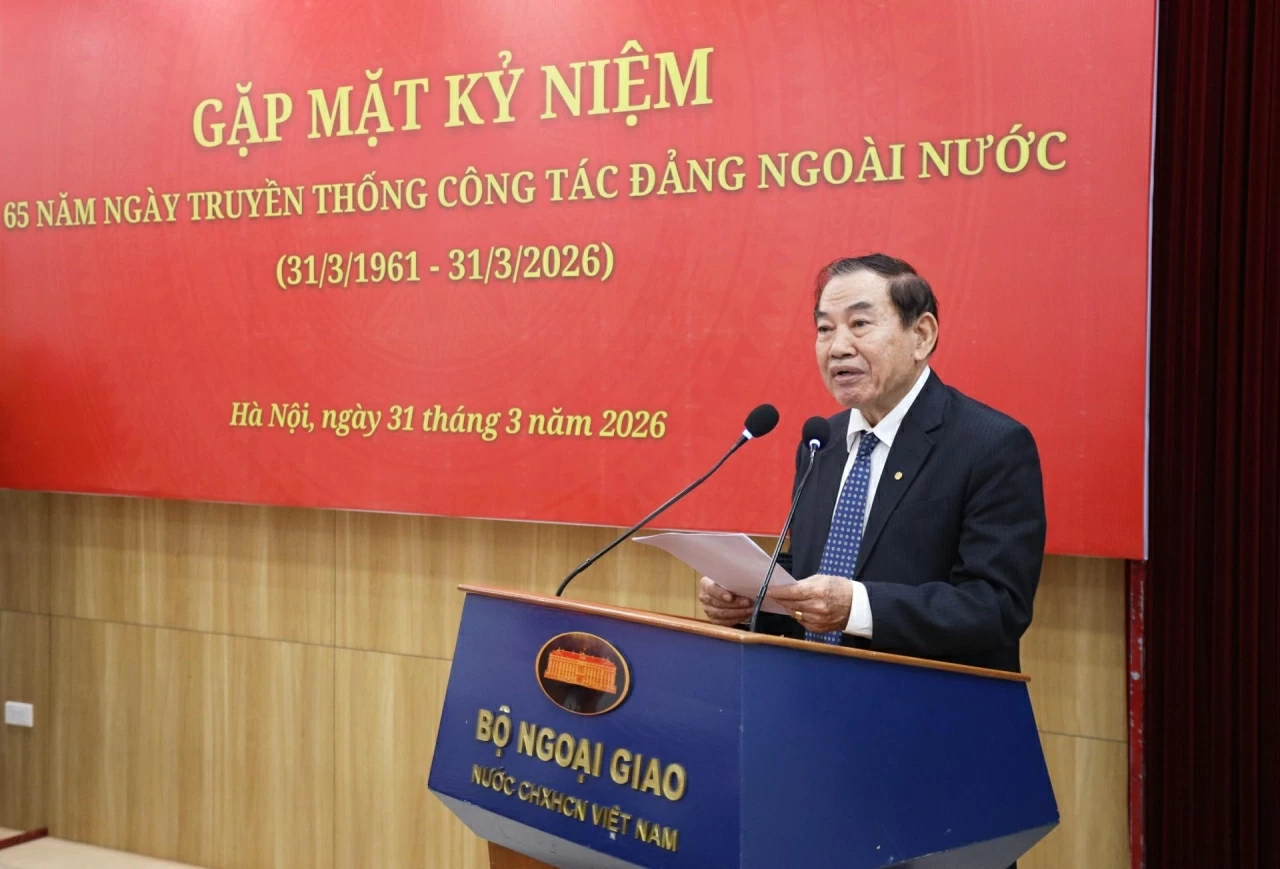 Đại sứ Phạm Sỹ Tam, nguyên Bí thư Đảng ủy ngoài phát biểu tại buổi gặp mặt. (Ảnh: Thành Long)