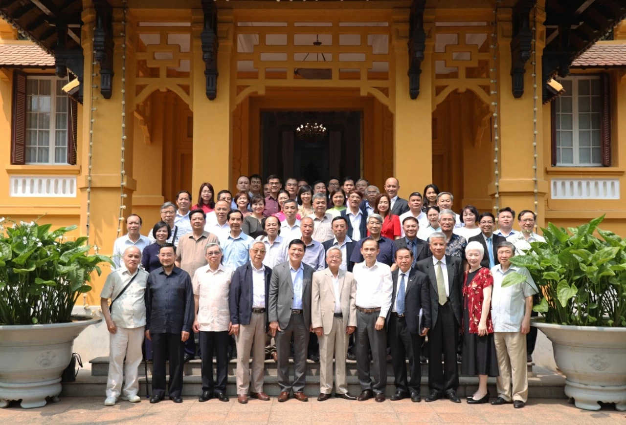 Các đại biểu chụp bức ảnh lưu niệm. (Ảnh: Thành Long) Các đại biểu chụp bức ảnh lưu niệm. (Ảnh: Thành Long)