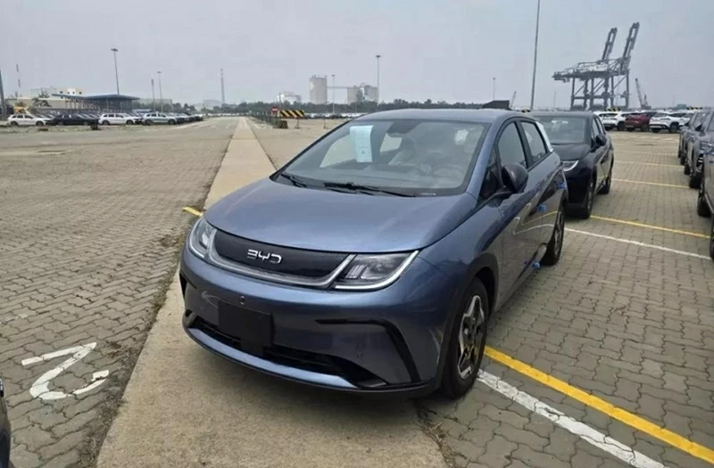 Sau thời gian vắng bóng vì hết xe, BYD Dolphin 2026 đã chính thức quay trở lại khi những lô xe đầu tiên cập cảng Việt Nam.