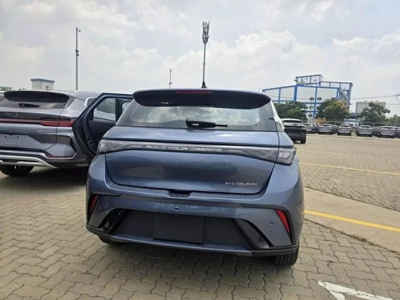 Ngoại hình BYD Dolphin 2026 không thay đổi nhiều, chủ yếu tinh chỉnh ở cản trước và cản sau.