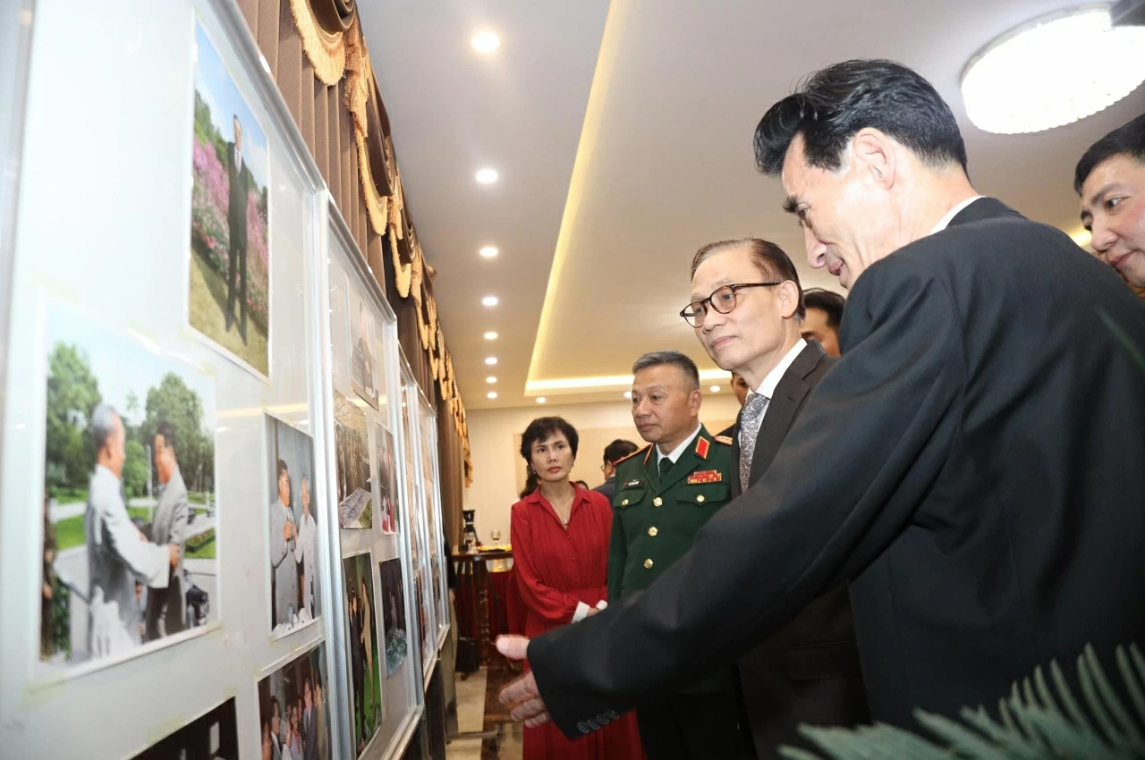 Ủy viên Bộ Chính trị, Bí thư Đảng ủy, Bộ trưởng Ngoại giao Lê Hoài Trung cùng các đại biểu tham quan triển lãm ảnh thành tựu của Đảng và Nhân dân Triều Tiên . (Ảnh: Thành Long) Ủy viên Bộ Chính trị, Bí thư Đảng ủy, Bộ trưởng Ngoại giao Lê Hoài Trung cùng các đại biểu tham quan triển lãm ảnh thành tựu của Đảng và Nhân dân Triều Tiên . (Ảnh: Thành Long)