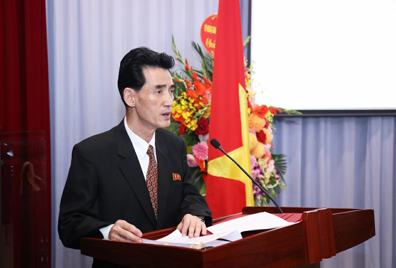 Đại sứ Triều Tiên tại Việt Nam Ri Sung Guk phát biểu tại buổi lễ. (Ảnh: Thành Long) Đại sứ Triều Tiên tại Việt Nam Ri Sung Guk phát biểu tại buổi lễ. (Ảnh: Thành Long)