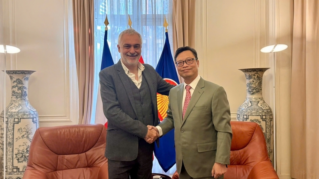 Đại sứ Việt Nam tại Pháp Trịnh Đức Hải tiếp đồng chí Taylan Coskun, Ủy viên Bộ Chính trị Đảng Cộng sản Pháp