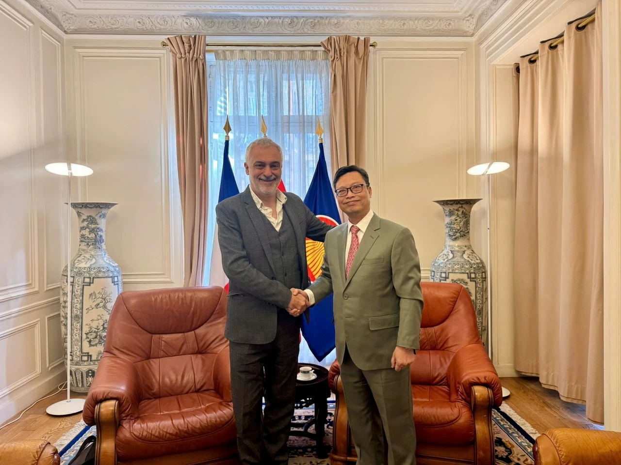 Đại sứ Việt Nam tại Pháp Trịnh Đức Hải tiếp đồng chí Taylan Coskun, Ủy viên Bộ Chính trị Đảng Cộng sản Pháp