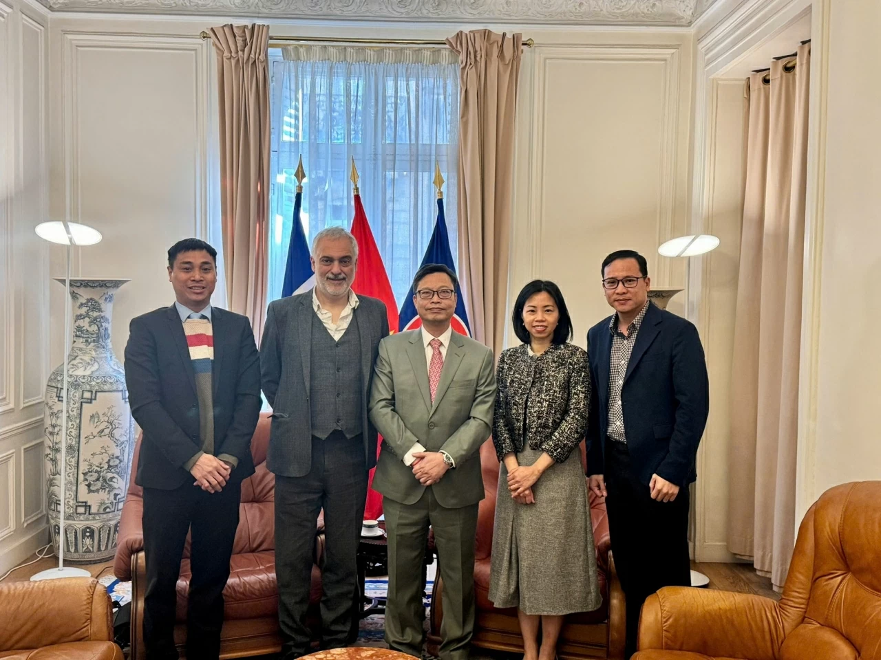 Đại sứ Việt Nam tại Pháp Trịnh Đức Hải tiếp đồng chí Taylan Coskun, Ủy viên Bộ Chính trị Đảng Cộng sản Pháp