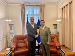 Đại sứ Việt Nam tại Pháp Trịnh Đức Hải tiếp đồng chí Taylan Coskun, Ủy viên Bộ Chính trị Đảng Cộng sản Pháp