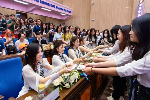 Hành trình từ Trái tim: Hun đúc khát vọng lớn cho thanh niên Việt Hành trình từ Trái tim: Hun đúc khát vọng lớn cho thanh niên Việt