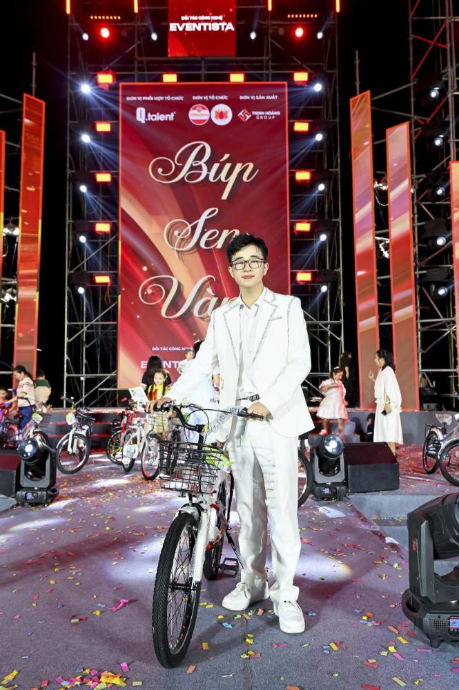 Kiều Vũ Nhật Anh chinh phục Giải thưởng Nam Ca sĩ được Yêu Thích Nhất tại Búp Sen Vàng Kiều Vũ Nhật Anh chinh phục Giải thưởng Nam Ca sĩ được Yêu Thích Nhất tại Búp Sen Vàng