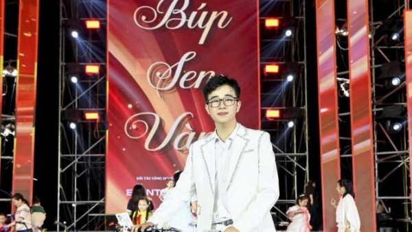 Kiều Vũ Nhật Anh chinh phục Giải thưởng Nam Ca sĩ được Yêu Thích Nhất tại Búp Sen Vàng