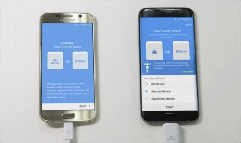 Kết nối hai điện thoại bằng cáp USB. 