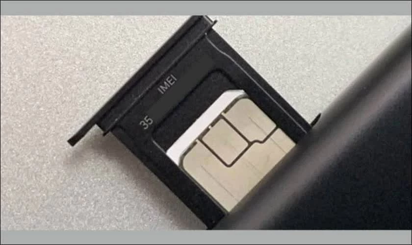 Tháo khay SIM của máy và quan sát dãy số IMEI được khắc trên khay. Tháo khay SIM của máy và quan sát dãy số IMEI được khắc trên khay.