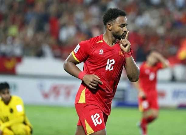 Xuân Son tỏa sáng với cú đúp bàn thắng ở hiệp 2.