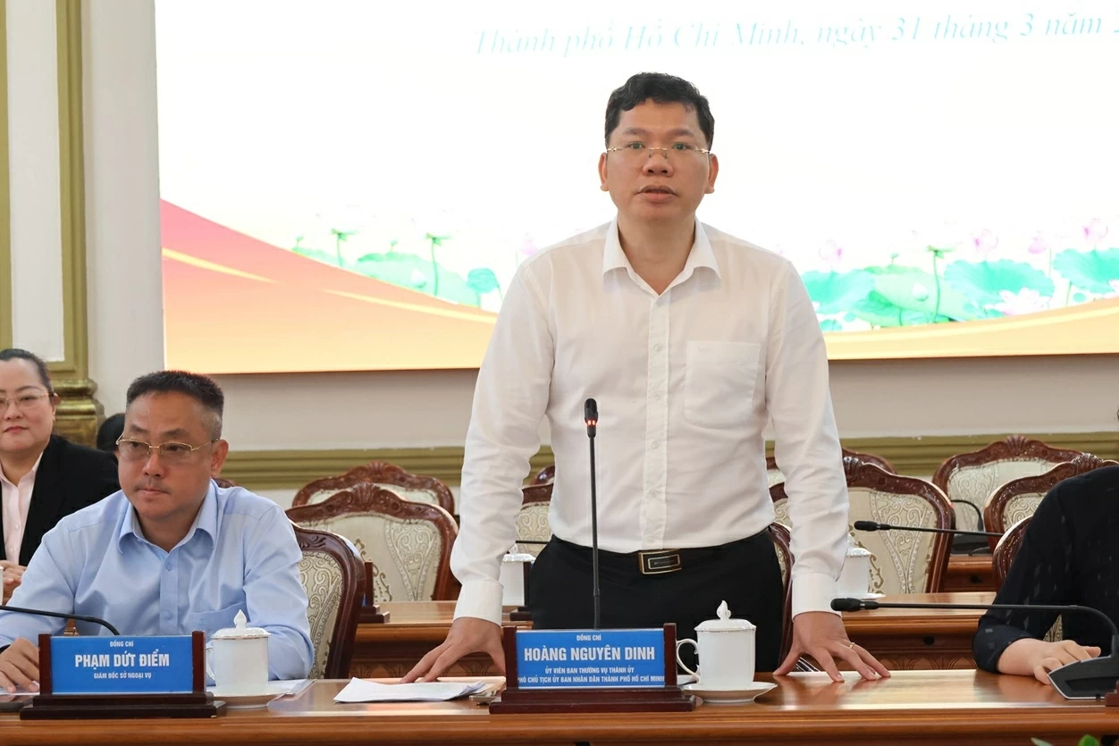 Ph&oacute; Chủ tịch UBND TP. Hồ Ch&iacute; Minh Ho&agrave;ng Nguy&ecirc;n Dinh ph&aacute;t biểu tại buổi l&agrave;m việc.