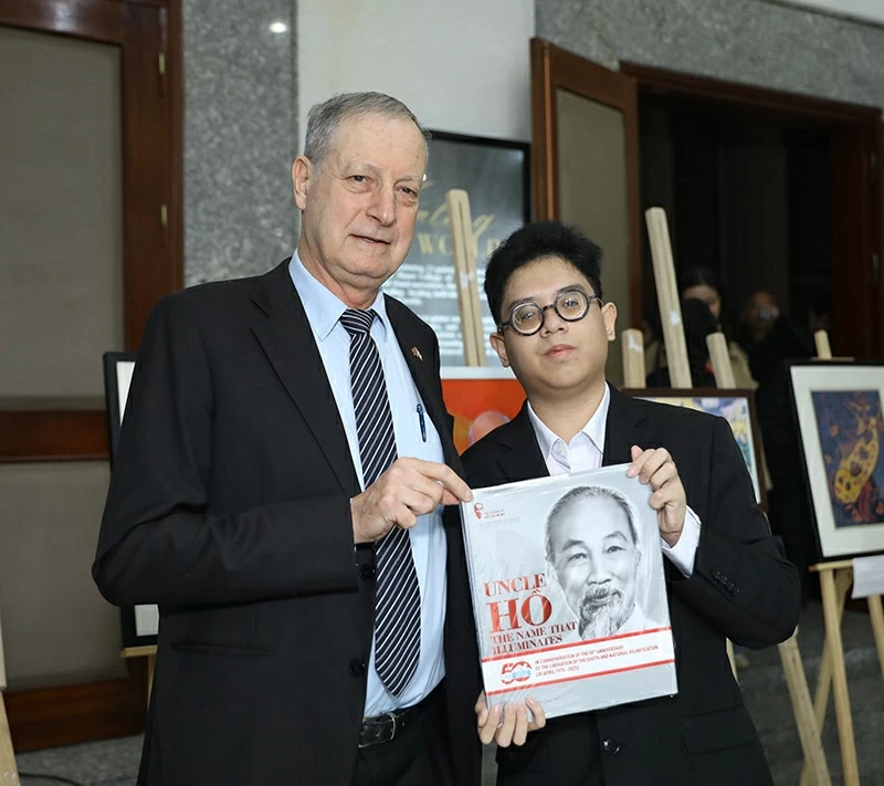 Duy Anh trò chuyện và trao tặng 1 cuốn sách lưu niệm về chủ tịch Hồ Chí Minh với ngài Yaron Mayer, Đại Sứ Israel tại Việt Nam ở sự kiện lễ tưởng niệm Holocust tháng 1/2026. (Ảnh: Danh Khang, Báo Tuổi Trẻ)