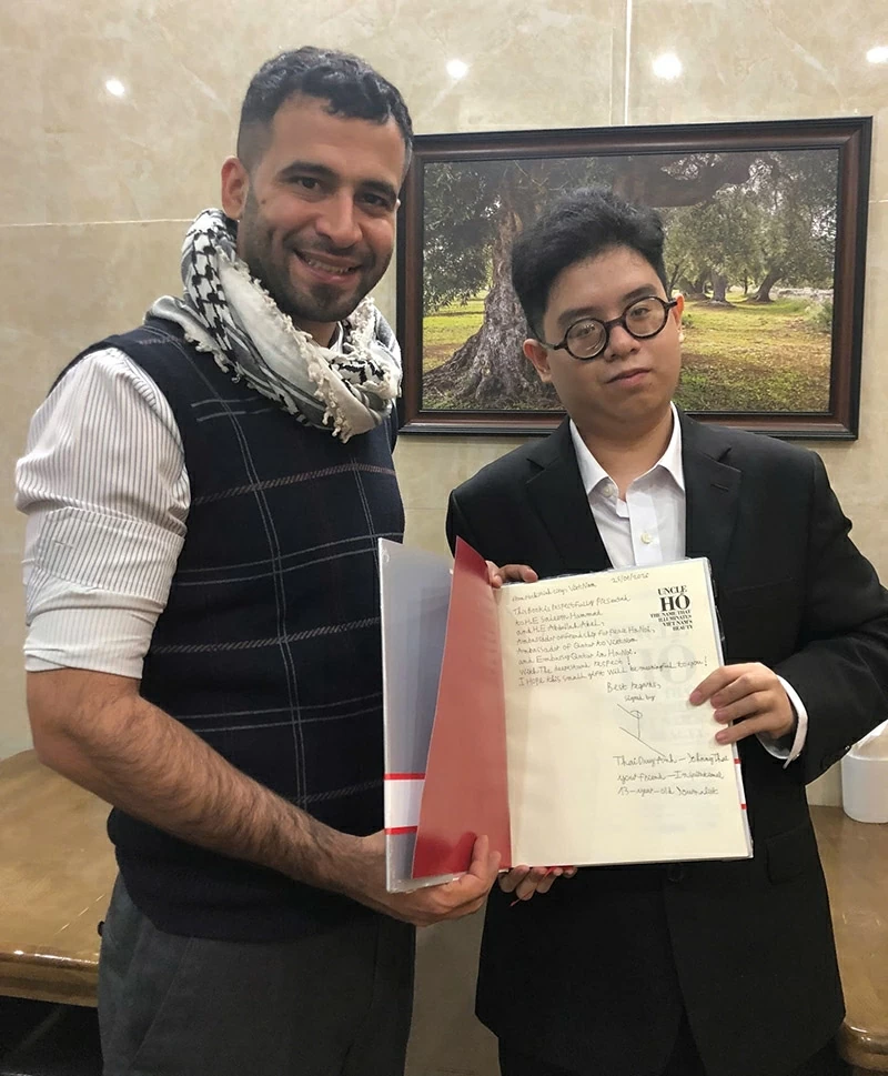 Duy Anh trao tặng 1 cuốn sách kỷ niệm và thảo luận với anh Saleem Hammad về định hướng cho dự án cuốn sách Trung Đông. (Ảnh: NVCC)
