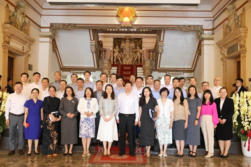 Các đại biểu chụp hình lưu niệm tại UBND TP. Hồ Chí Minh. Các đại biểu chụp hình lưu niệm tại UBND TP. Hồ Chí Minh.