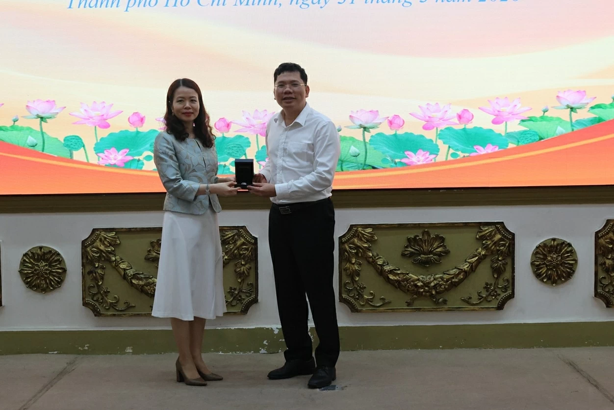 L&atilde;nh đạo UBND TP. Hồ Ch&iacute; Minh trao qu&agrave; lưu niệm tới Bộ Ngoại giao v&agrave; đo&agrave;n c&ocirc;ng t&aacute;c