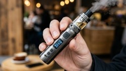 Hút song song thuốc lá điện tử và truyền thống: Nguy cơ ung thư phổi tăng gấp 4 lần