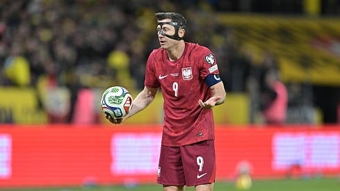 Lỡ World Cup cuối cùng, Lewandowski rơi nước mắt