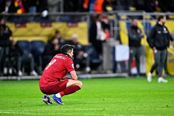 Lỡ World Cup cuối cùng, Lewandowski rơi nước mắt