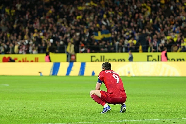 Lỡ World Cup cuối cùng, Lewandowski rơi nước mắt