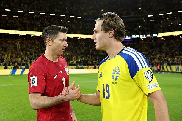 Lỡ World Cup cuối cùng, Lewandowski rơi nước mắt
