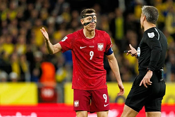 Lỡ World Cup cuối cùng, Lewandowski rơi nước mắt