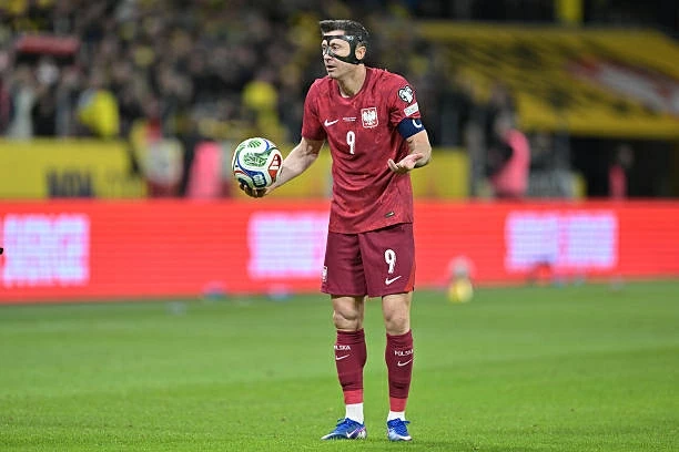 Lỡ World Cup cuối cùng, Lewandowski rơi nước mắt