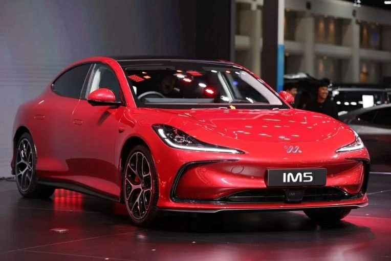 Về ngoại hình, MG IM5 được định hình theo phong cách sedan sport coupe hiện đại. 