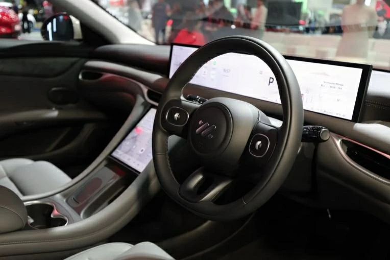 Bên trong nội thất, mẫu sedan điện này được thiết kế theo phong cách lounge di động. 