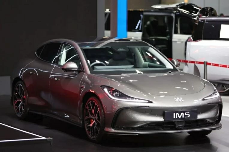 K&iacute;ch thước tổng thể của xe kh&aacute; lớn trong ph&acirc;n kh&uacute;c sedan. 