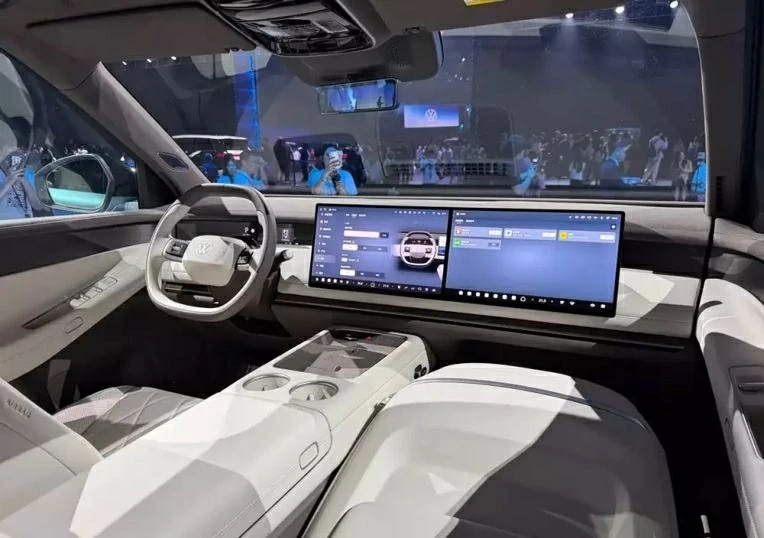 Không gian nội thất của xe được bố trí với cấu hình sáu chỗ ngồi. 