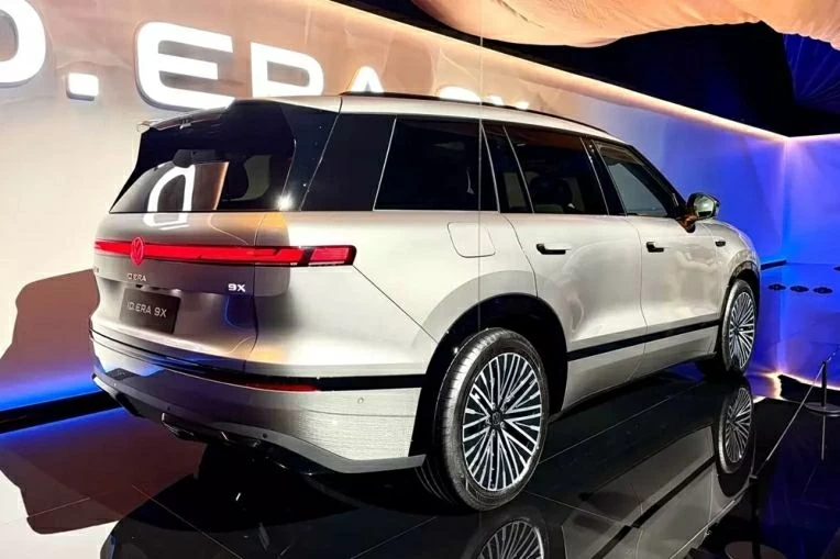 Nhờ hệ thống đánh lái bánh sau, bán kính quay đầu của xe chỉ khoảng 4,85 mét. 