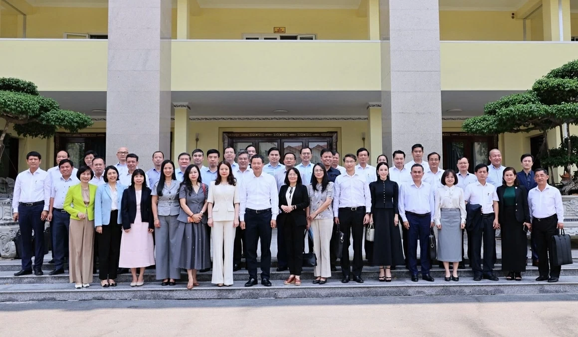 Đoàn Trưởng Cơ quan đại diện Việt Nam ở nước ngoài nhiệm kỳ 2025-2028 chụp ảnh lưu niệm với lãnh đạo tỉnh Đồng Nai.