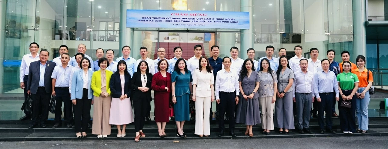 Đoàn Trưởng Cơ quan đại diện Việt Nam ở nước ngoài nhiệm kỳ 2025-2028 chụp ảnh lưu niệm với lãnh đạo tỉnh Vĩnh Long. Đoàn Trưởng Cơ quan đại diện Việt Nam ở nước ngoài nhiệm kỳ 2025-2028 chụp ảnh lưu niệm với lãnh đạo tỉnh Vĩnh Long.