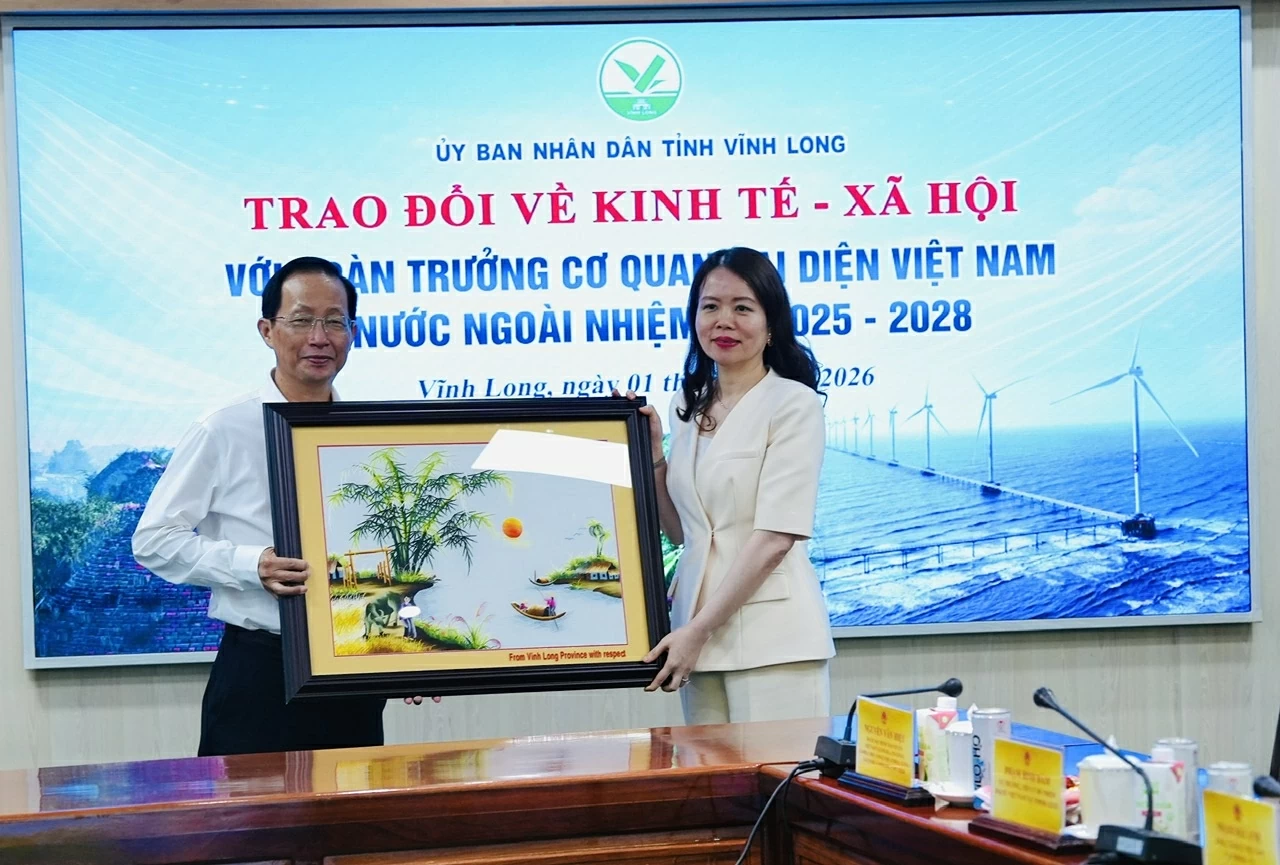 Ông Nguyễn Trúc Sơn, Phó Chủ tịch UBND tỉnh Vĩnh Long đại diện lãnh đạo tỉnh tặng quà lưu niệm đến Bộ Ngoại giao.
