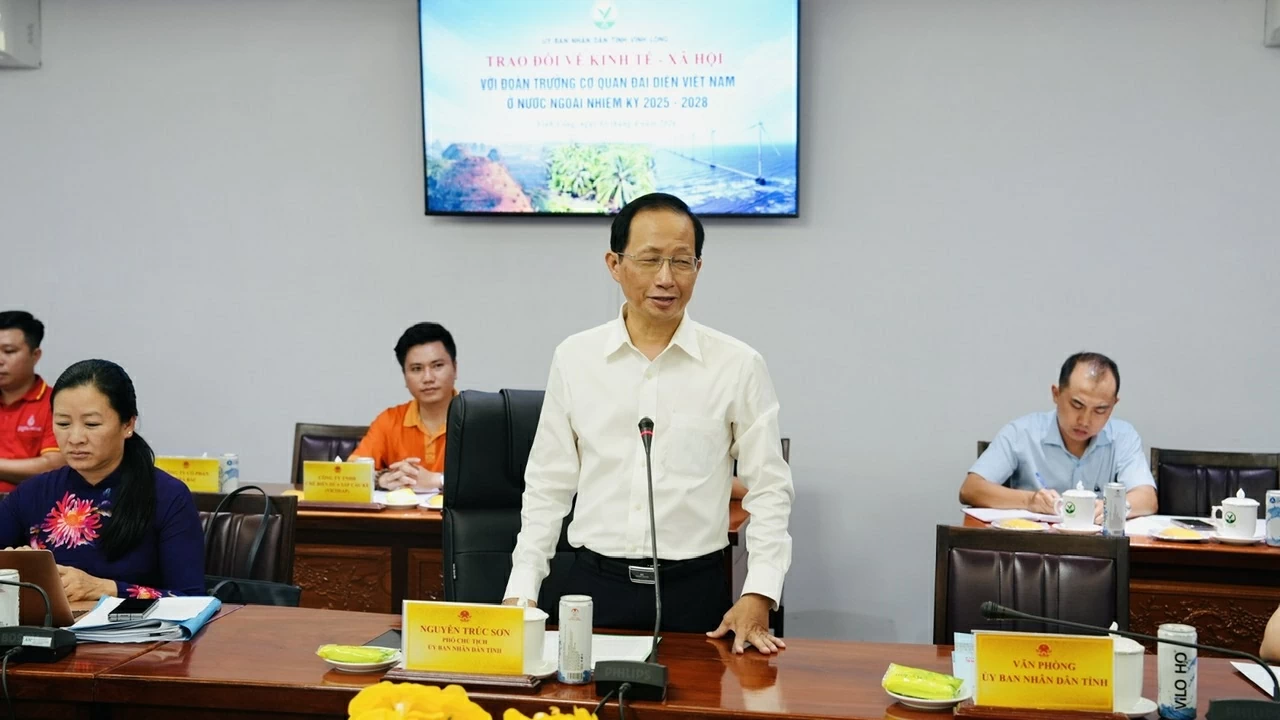 Ông Nguyễn Trúc Sơn, Phó Chủ tịch UBND tỉnh Vĩnh Long phát biểu mở đầu buổi làm việc. Ông Nguyễn Trúc Sơn, Phó Chủ tịch UBND tỉnh Vĩnh Long phát biểu mở đầu buổi làm việc.