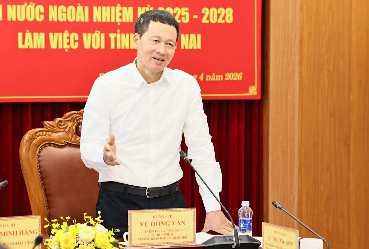 Ông Vũ Hồng Văn, Ủy viên Trung ương Đảng, Bí thư Tỉnh ủy, Trưởng đoàn Đại biểu Quốc hội tỉnh Đồng Nai phát biểu kết luận buổi làm việc. Ông Vũ Hồng Văn, Ủy viên Trung ương Đảng, Bí thư Tỉnh ủy, Trưởng đoàn Đại biểu Quốc hội tỉnh Đồng Nai phát biểu kết luận buổi làm việc.