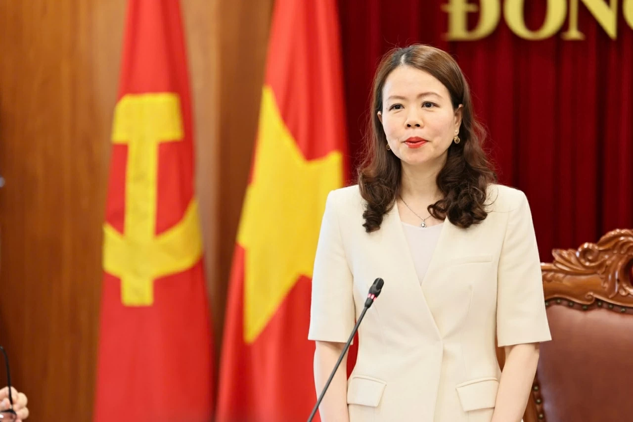 Thứ trưởng Nguyễn Minh Hằng, đại diện đoàn công tác, phát biểu mở đầu buổi làm việc.