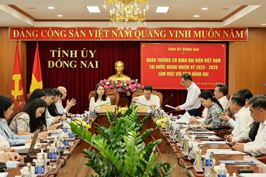 Toàn cảnh buổi làm việc giữa đoàn Trưởng cơ quan đại diện với tỉnh Đồng Nai.