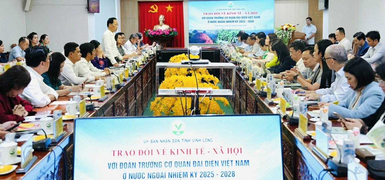 Đoàn Trưởng Cơ quan đại diện Việt Nam ở nước ngoài nhiệm kỳ 2025-2028 chụp ảnh lưu niệm với lãnh đạo tỉnh Vĩnh Long. Đoàn Trưởng Cơ quan đại diện Việt Nam ở nước ngoài nhiệm kỳ 2025-2028 chụp ảnh lưu niệm với lãnh đạo tỉnh Vĩnh Long.