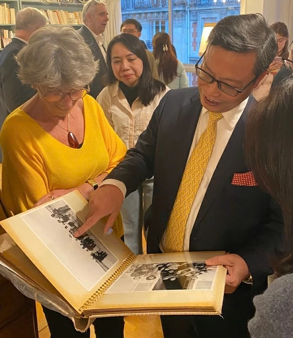 Đại sứ Việt Nam tại Pháp Trịnh Đức Hải thăm gia đình con gái đỡ đầu của Chủ tịch Hồ Chí Minh