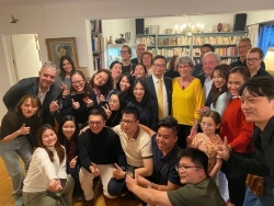 Đại sứ Việt Nam tại Pháp Trịnh Đức Hải thăm gia đình con gái đỡ đầu của Chủ tịch Hồ Chí Minh