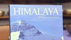 Cuốn sách 'Himalaya - Đất nước lửa khí không': Hành trình từ đỉnh núi đi vào nội tâm