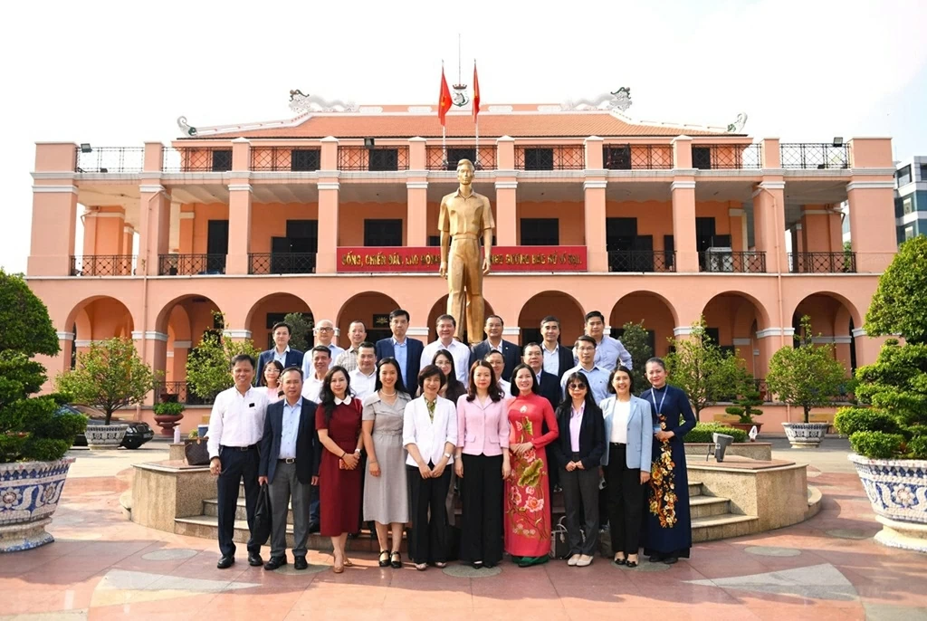 Đoàn Trưởng Cơ quan đại diện Việt Nam ở nước ngoài nhiệm kỳ 2025-2028 chụp ảnh lưu niệm tại Bảo tàng Hồ Chí Minh. Đoàn Trưởng Cơ quan đại diện Việt Nam ở nước ngoài nhiệm kỳ 2025-2028 chụp ảnh lưu niệm tại Bảo tàng Hồ Chí Minh.